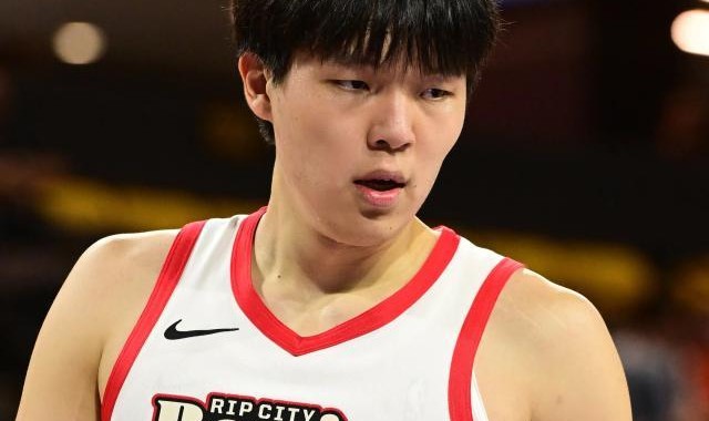 半岛体育下载-关键2+1杀死比赛！杨瀚森轰18+7完美收官